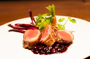 地元の里山から直送される鮮度抜群のジビエや、旬の新鮮野菜