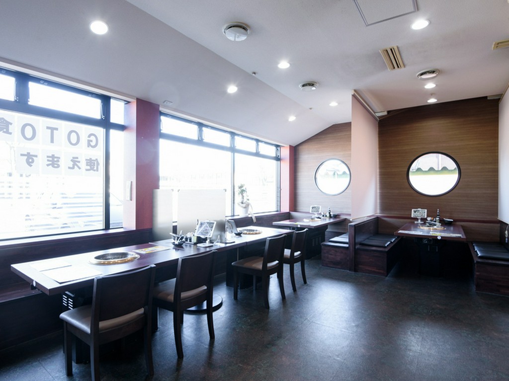 郊外の焼肉店は、ドライブデートの目的地としても最適