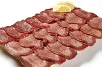 ボリューム満点！牛タン好きな人が満足できる一品『はみ出る牛タン　3人前』