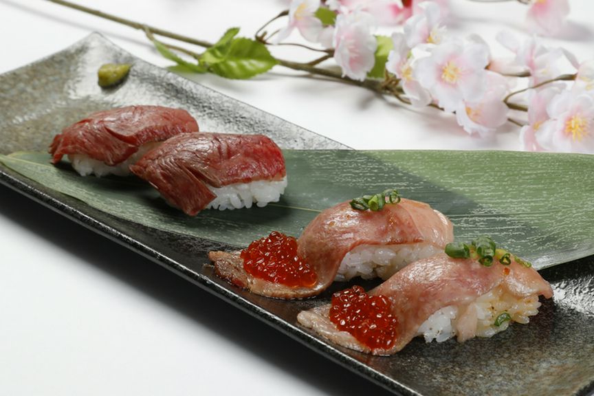 部位の違う肉寿司を、一度に楽しめる『肉寿司盛り4貫』