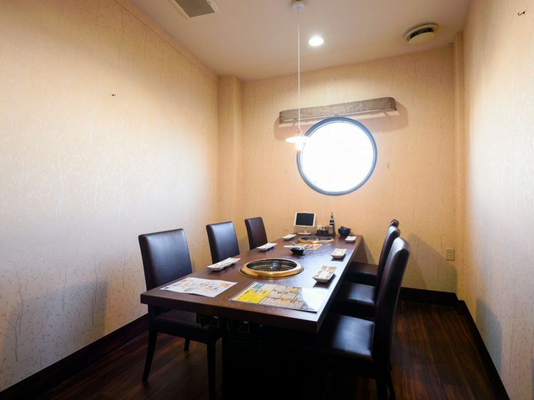 テーブル席や座敷など、さまざまな形の席を用意