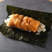 特別な記念日には、選りすぐりの素材を使った自慢の鮨と共にお酒を楽しみながら、忘れられないひとときをお過ごしください。