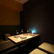 店内にはプライベートなひとときに最適な個室を完備。1時間あたりチャージ5,000円で最大4名まで利用可能なため、利用希望の際は事前の相談がオススメです。