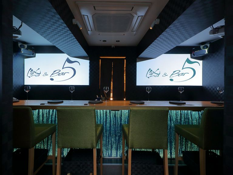 鮨とバー。二つのイメージが調和する空間