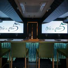 鮨とバー。二つのイメージが調和する空間