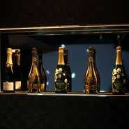 鮨のお供としても、会話と共に味わう一杯としてもぴったりなドリンクメニューをラインナップ。シャンパン6種に白ワイン6種、赤ワイン4種に日本酒8種と、オススメの一杯を楽しめます。