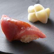 マグロのカマでも特に脂の乗った『カマトロ』。一本のマグロでも僅かな量しか取れない希少部位。中トロと比較すると食感や旨みの印象が強く、料理人が自信を持ってオススメする一貫です。