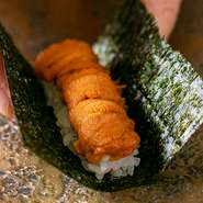 北海道産の良質なウニが収められた箱から、直接一巻分ずつ取り分けてくれる手巻き鮨。大胆なスタイルでいただく贅沢な逸品です。