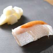 定番の二貫に加え、その日の旬の素材を活かした鮨三貫を用意。掲載メニューは一例となります。