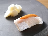 定番の二貫に加え、その日の旬の素材を活かした鮨三貫を用意。掲載メニューは一例となります。