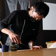 小さな気配りも一つ一つ大切にしていきたいと話す尾花氏。提供はスムーズに、ゲストへのコミュニケーションも大切に。鮨・バーに共通する“カウンターならではの楽しませ方”を日々意識しています。