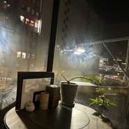 当店に至る、エレベーターの奥。半個室となる2名様席。ちょっとした夜景も見える、知る人ぞ知るお席です。