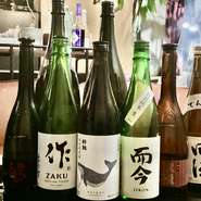 日本酒、焼酎やウイスキーなど幅広いラインナップのアルコールメニュー。カウンター越しにスタッフに相談すれば、定番メニュー、日替わりや月替わりメニューなど、その日の料理にあう一杯を、勧めてくれます。