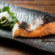 ・季節の魚
季節のお魚を長期間熟成。ぎゅっと旨みの詰まった逸品。