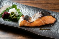 ・季節の魚
季節のお魚を長期間熟成。ぎゅっと旨みの詰まった逸品。