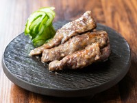 ・牛ハラミ
・豚ロース
・豚トロ
牛、豚の各部位を長期熟成。弱火でじっくり、芯まで柔らかく焼き上げます。人気は牛ハラミ。店主オススメは豚トロ！