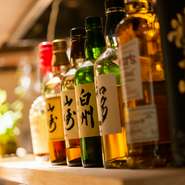 新橋駅から徒歩5分。外堀通り沿いに建つビルの4階にある、隠れ家的居酒屋です。京都の懐石料理店で修業した経験もある料理人、井川氏が振る舞う絶品料理と、種類豊富なお酒を嗜むことができます。