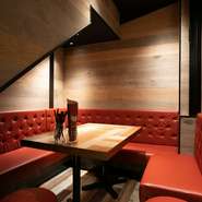 隠れ家の様な個室空間でディナー。少し詰めれば6名様まで利用できます。