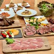 上質なお肉がつまったこだわりの肉盛りは、名物の1ポンド盛りと３種の肉盛りがおすすめ。パーティー向けのコースもたくさん揃えております。