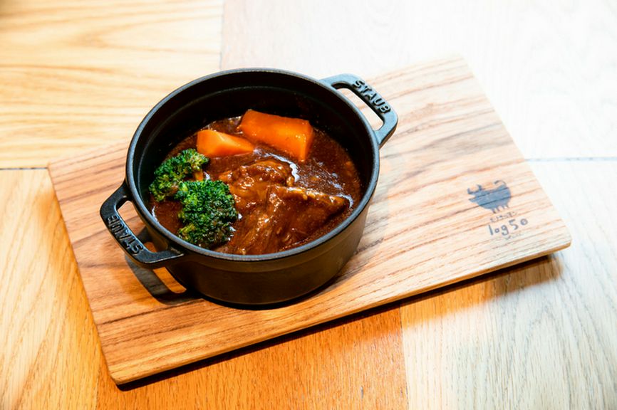 log50特製 とろとろ牛肉のデミグラス煮込み