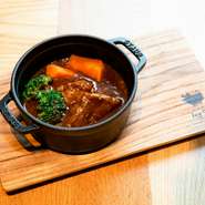 オリジナルのデミグラスソースと牛肉を店舗でじっくりと煮込んでおり、ワインに合う様に仕上げました。 別売りバケットにつけて食べれば3倍美味しい！