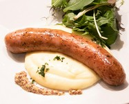 お店で1本1本丁寧に詰めています。
スパイスの効いたパンチのある食べごたえのある味がワインにもビールにもぴったり！