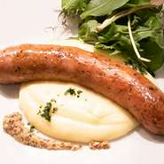 お店で1本1本丁寧に詰めています。
スパイスの効いたパンチのある食べごたえのある味がワインにもビールにもぴったり！