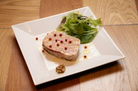 新鮮なチルドの鶏レバー・やまと豚を低温でじっくり蒸した逸品！肉の旨味が堪能できてワインに良く合います。