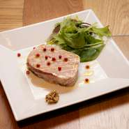 新鮮なチルドの鶏レバー・やまと豚を低温でじっくり蒸した逸品！肉の旨味が堪能できてワインに良く合います。