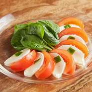 高糖度のフルーツトマトとモッツァレラチーズの抜群の組み合わせ。