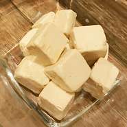 特製醤油の一晩漬けてマイルドに。一口サイズのおつまみチーズです。