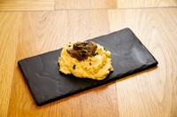 自家製ポテトサラダの上にアンチョビを乗せたバルの定番！