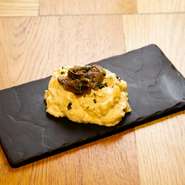 自家製ポテトサラダの上にアンチョビを乗せたバルの定番！