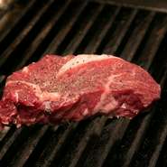 ニュージーランドの大自然の中で、完全放牧でストレスフリーな環境で育てられています。穀物飼料を一切与えず、栄養豊富な牧草だけを食べて育った牛は、赤みが多く栄養価が高いのが特徴です。