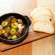 青森県産にんにくがゴロッと入ったシンプルなエビのアヒージョです。