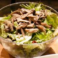 サニーレタス、きのこソテー、ドレッシングの完璧なバランス★
M 990円/L 1210円