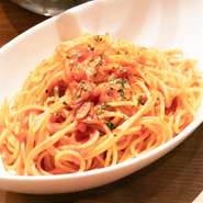 にんにくとトマトソースをじっくり煮込み、コクのある食べ応えのあるパスタに仕上げました。