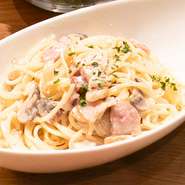 ベーコンの香りと、ブラウンマッシュルームが良く合うクリーミーなパスタです。