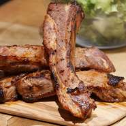 北海道でのびのびと育った豚のスペアリブです。ジューシーな食べ応えでやみつき必至！