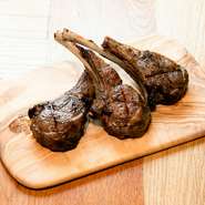 スプリングラムとは、春から初夏の牧草の栄養価が高い時期に育てられ、生後6か月未満の子羊です。小ぶりですが、ジューシーで癖の少ない最高のラムチョップをお楽しみください。