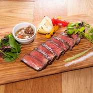 非常に柔らかく、しっかりと脂がのっており、肉の旨みが感じられます。