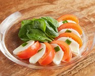 高糖度のフルーツトマトとモッツァレラチーズの抜群の組み合わせ。