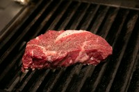 ニュージーランドの大自然の中で、完全放牧でストレスフリーな環境で育てられています。穀物飼料を一切与えず、栄養豊富な牧草だけを食べて育った牛は、赤みが多く栄養価が高いのが特徴です。