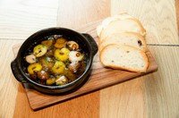 青森県産にんにくがゴロッと入ったシンプルなエビのアヒージョです。