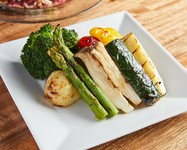 季節の野菜を炭火で焼き上げました。内容は季節によって異なります。