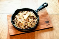 お肉屋さんの〆と言ったらこれ。青唐辛子がアクセント。