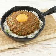 玉ねぎ、にんじん、トマトなどの野菜と粗挽きの牛ミンチ肉をじっくり煮込んだ、野菜の甘味とスパイスの辛みが絶妙なバランスのオリジナルキーマ。

