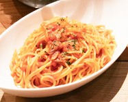 にんにくとトマトソースをじっくり煮込み、コクのある食べ応えのあるパスタに仕上げました。