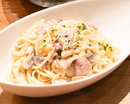 ベーコンの香りと、ブラウンマッシュルームが良く合うクリーミーなパスタです。