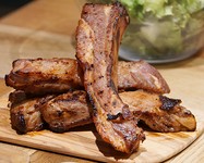北海道でのびのびと育った豚のスペアリブです。ジューシーな食べ応えでやみつき必至!